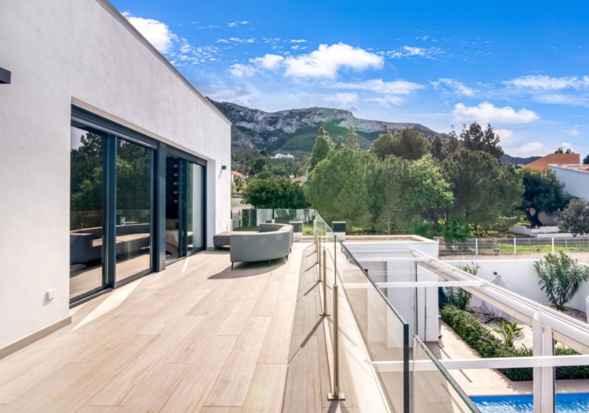 Modern villa for sale in Dénia with private pool, flat plot, and views of Montgó.