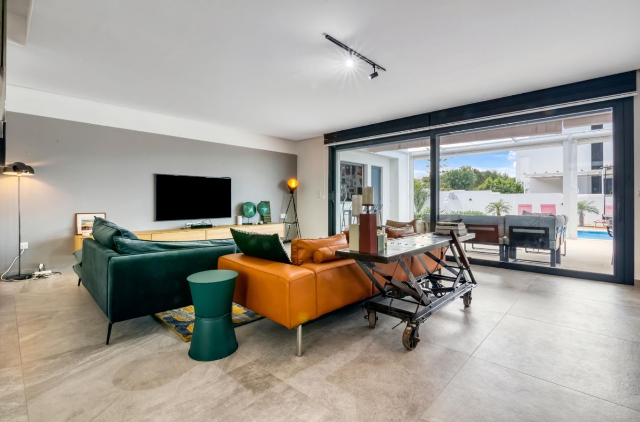 Modern villa for sale in Dénia with private pool, flat plot, and views of Montgó.