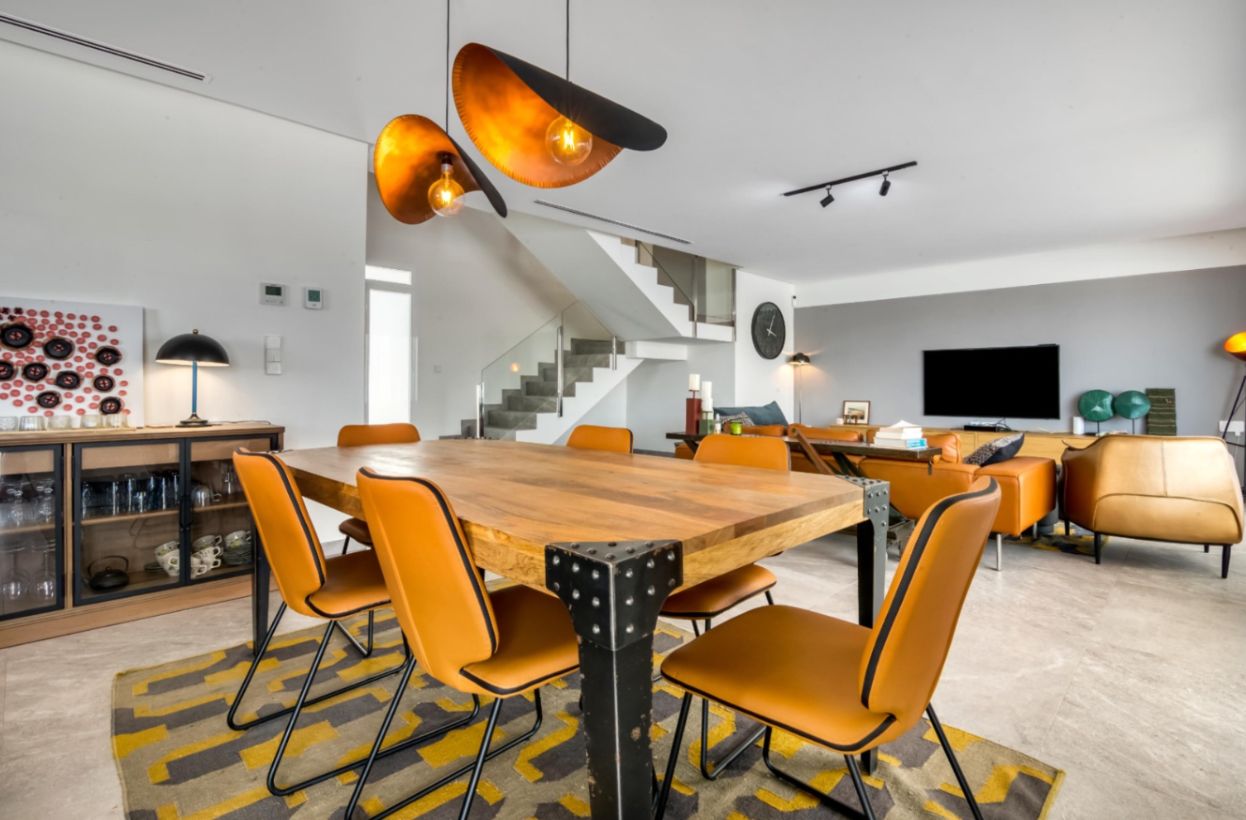 Modern villa for sale in Dénia with private pool, flat plot, and views of Montgó.