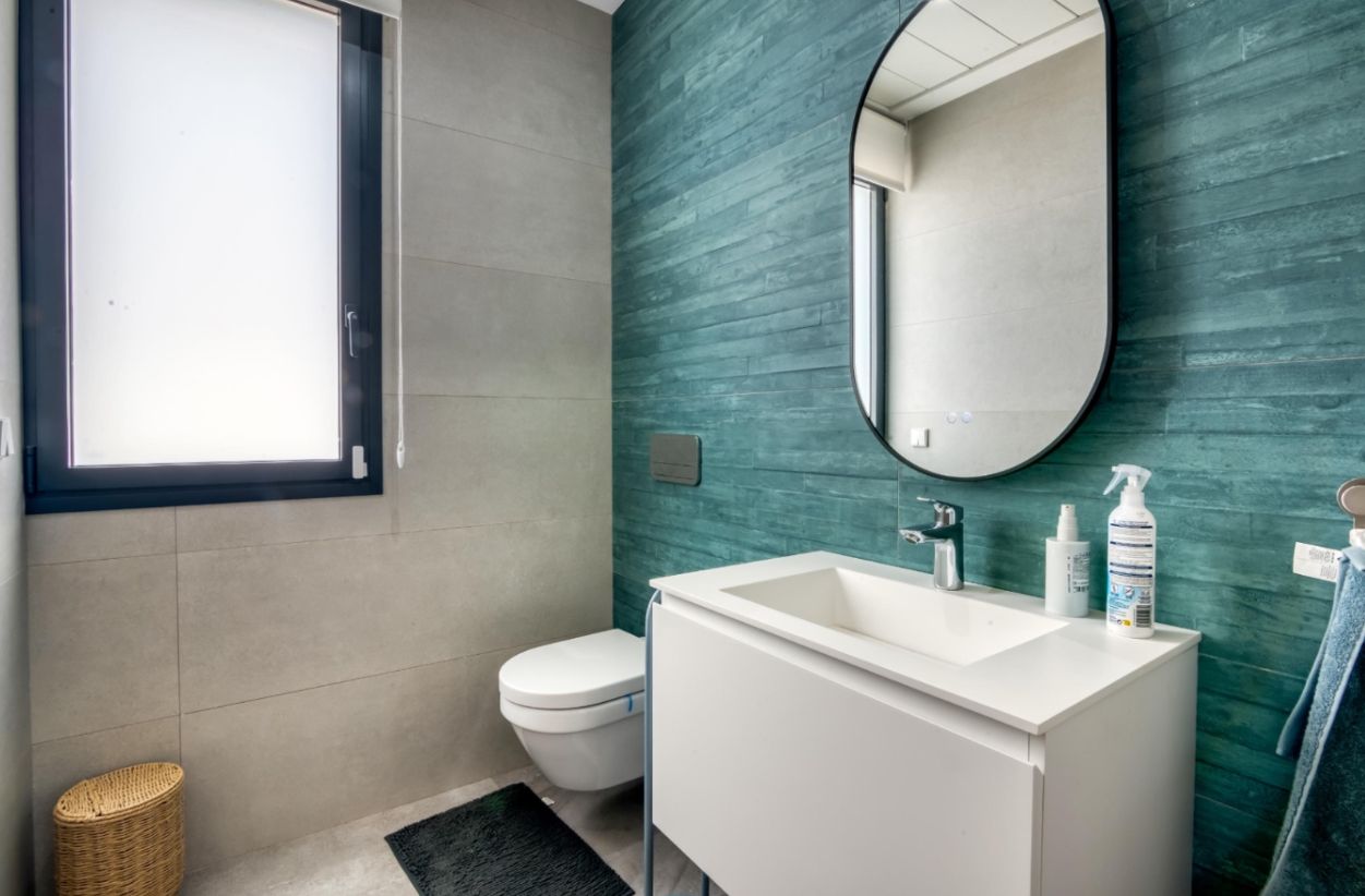 Modern villa for sale in Dénia with private pool, flat plot, and views of Montgó.