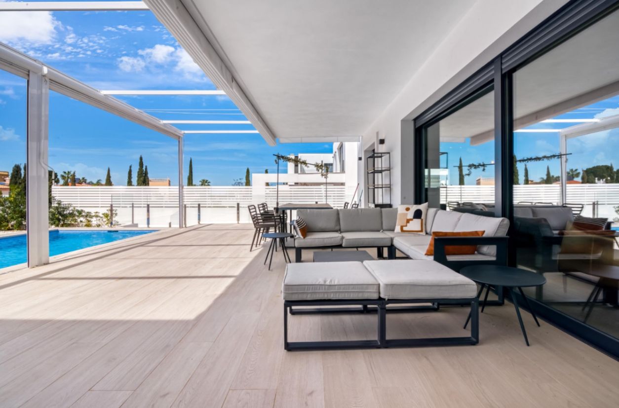 Modern villa for sale in Dénia with private pool, flat plot, and views of Montgó.
