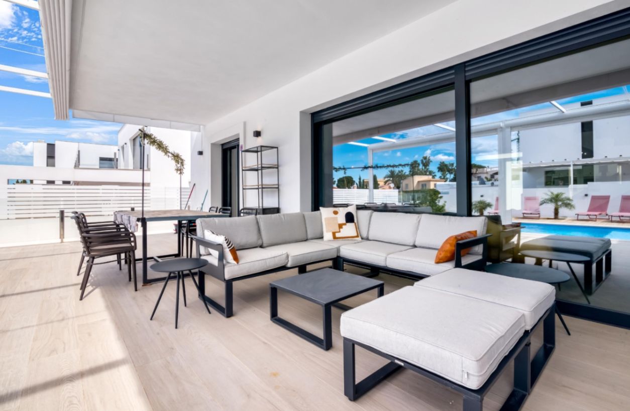 Modern villa for sale in Dénia with private pool, flat plot, and views of Montgó.