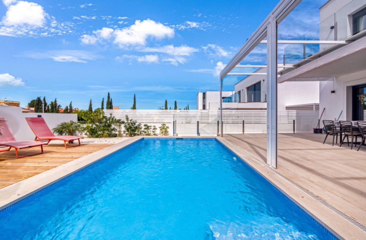Modern villa for sale in Dénia with private pool, flat plot, and views of Montgó.