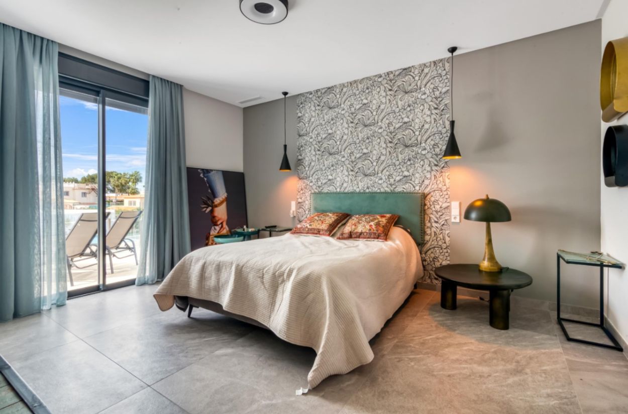 Modern villa for sale in Dénia with private pool, flat plot, and views of Montgó.