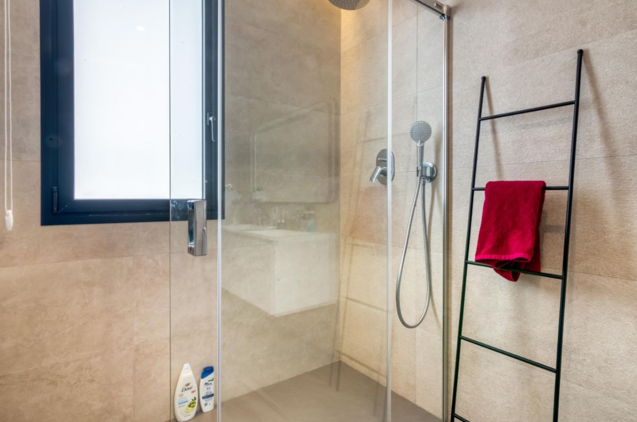 Modern villa for sale in Dénia with private pool, flat plot, and views of Montgó.