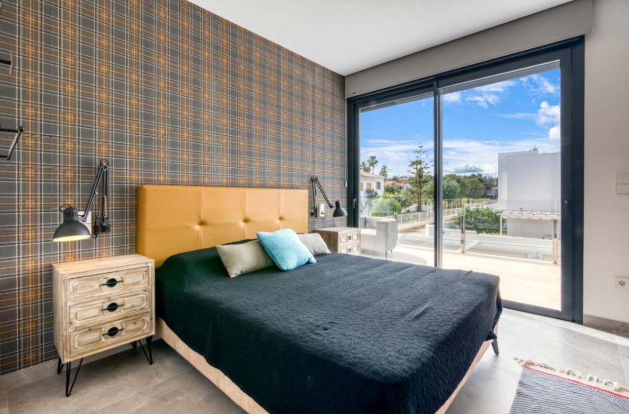 Modern villa for sale in Dénia with private pool, flat plot, and views of Montgó.