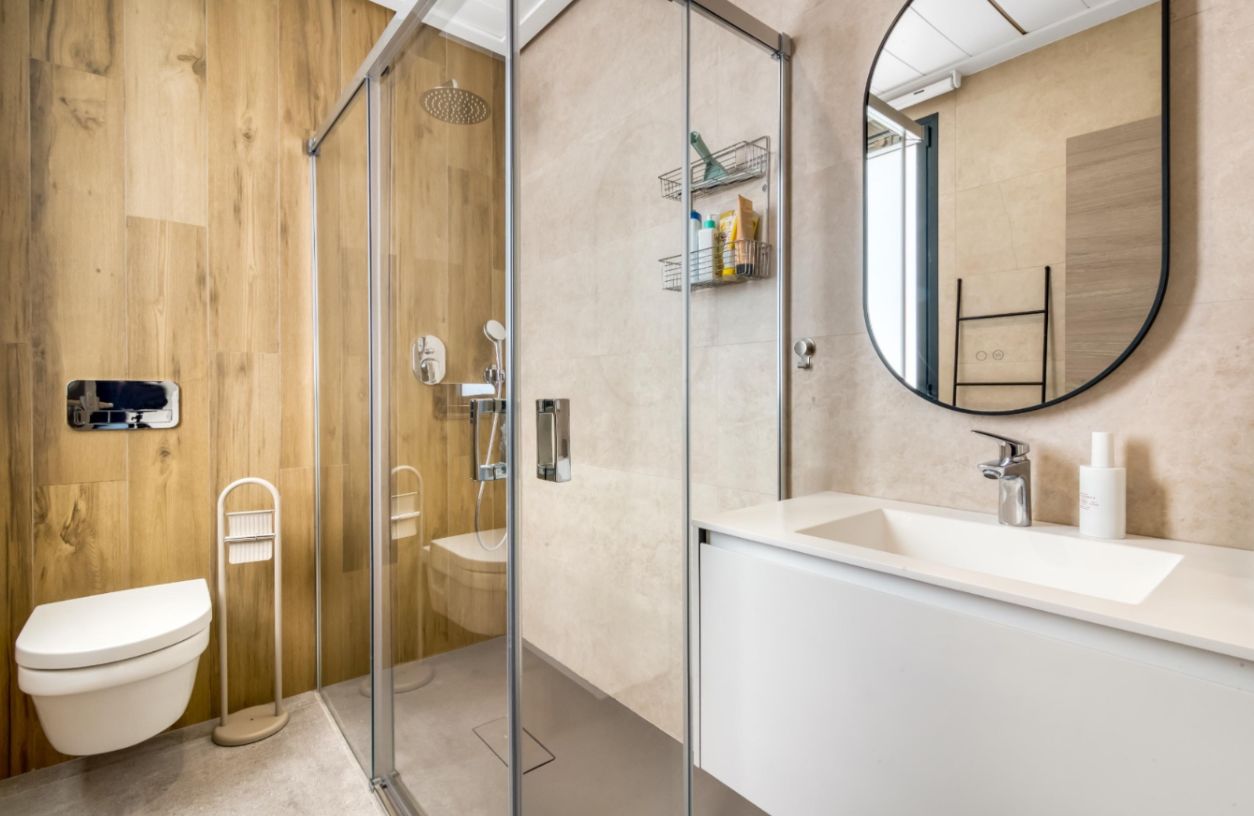 Modern villa for sale in Dénia with private pool, flat plot, and views of Montgó.