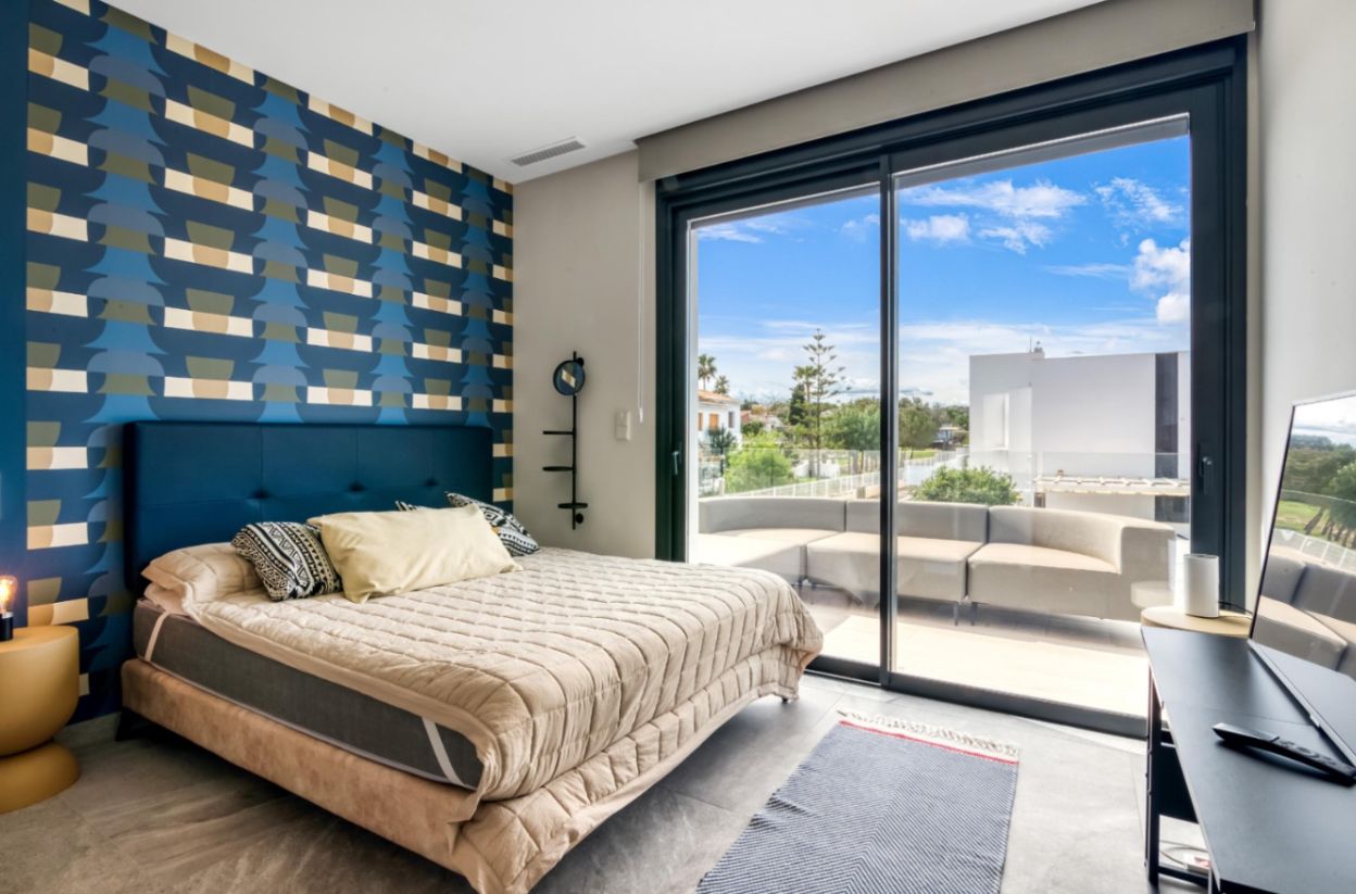 Modern villa for sale in Dénia with private pool, flat plot, and views of Montgó.