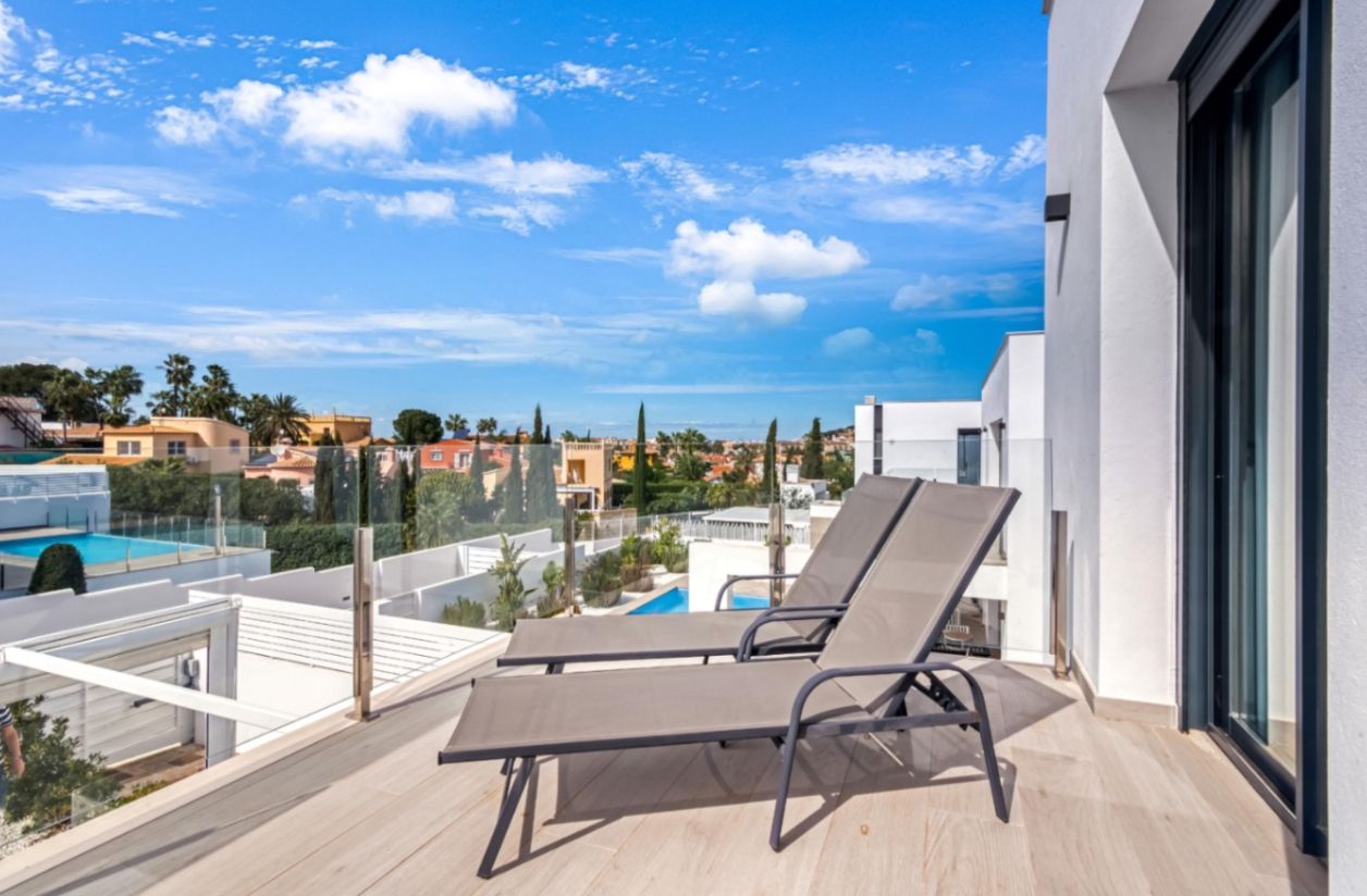 Modern villa for sale in Dénia with private pool, flat plot, and views of Montgó.