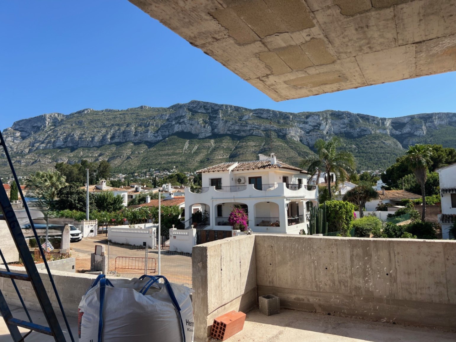 Villa de luxe contemporaine à vendre à Dénia – Design méditerranéen et piscine privée à Luxury Village Dénia