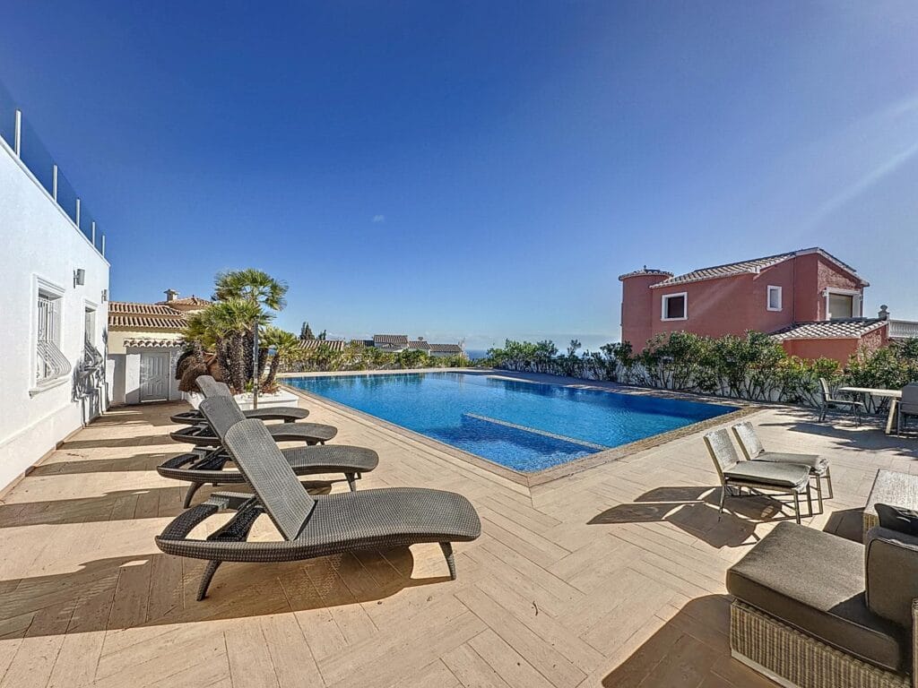 Villa de luxe avec vues panoramiques sur la Méditerranée à Moraira.