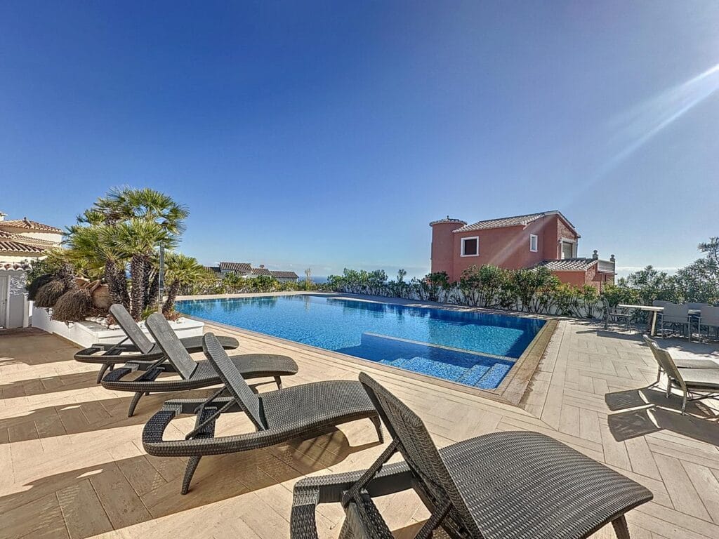 Villa de luxe avec vues panoramiques sur la Méditerranée à Moraira.