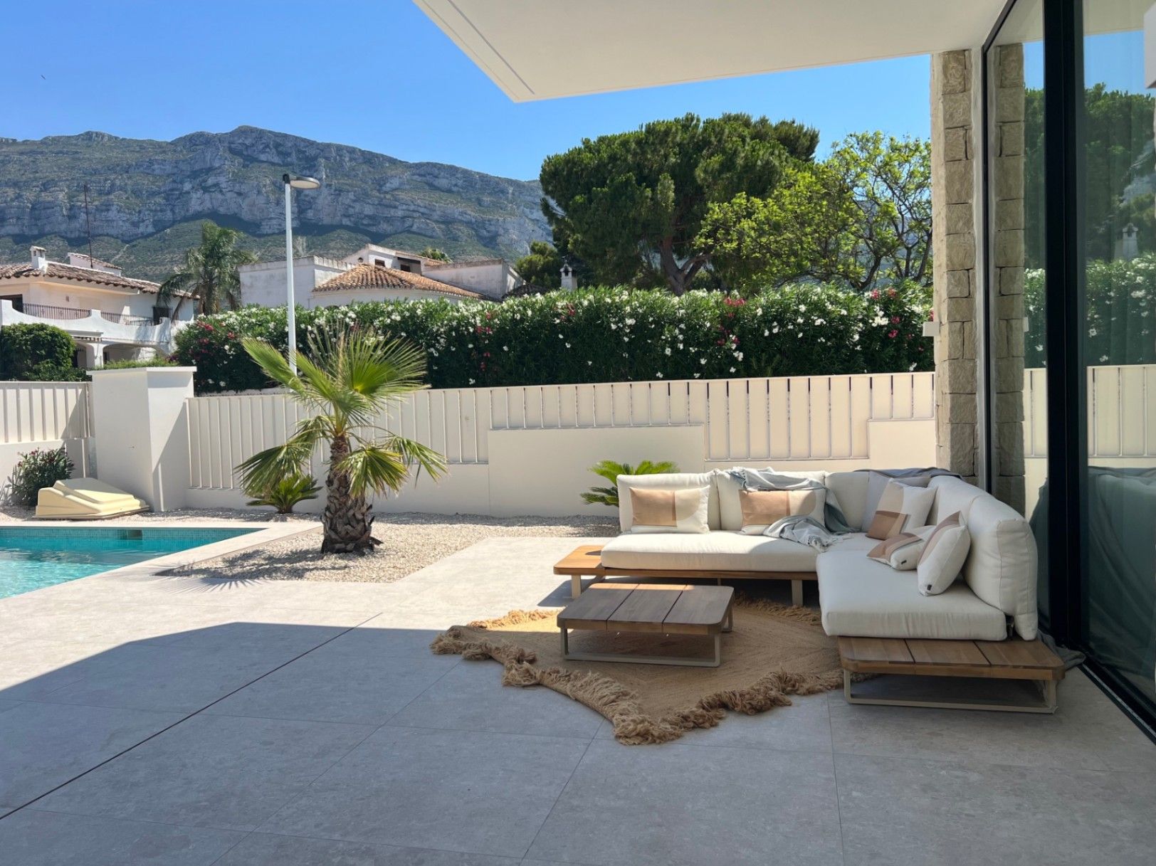 Villa de luxe contemporaine à vendre à Dénia – Design méditerranéen et piscine privée à Luxury Village Dénia