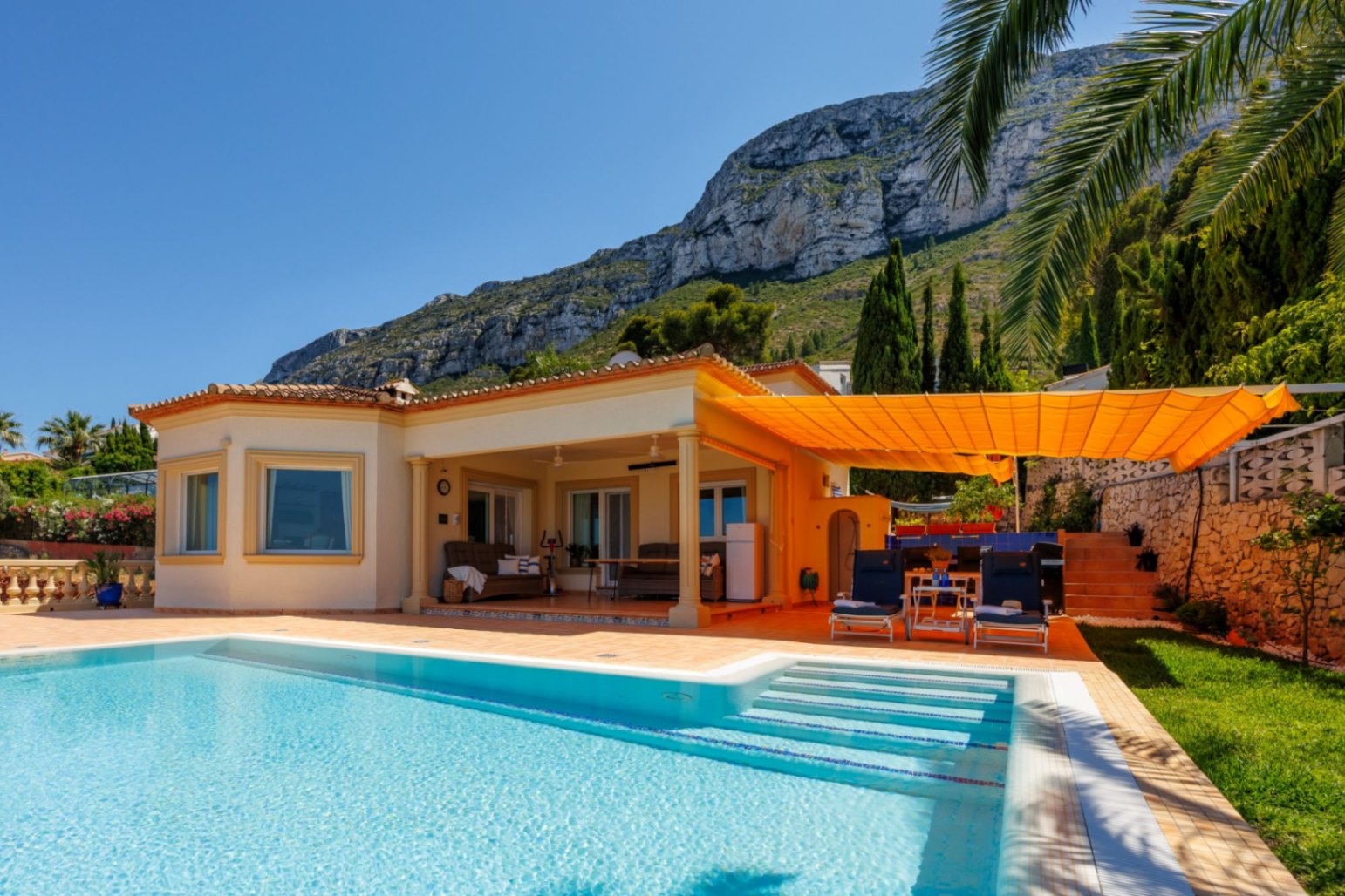 CBHN1327 - Villa de luxe avec piscine à débordement et vue panoramique sur la Méditerranée à Denia.