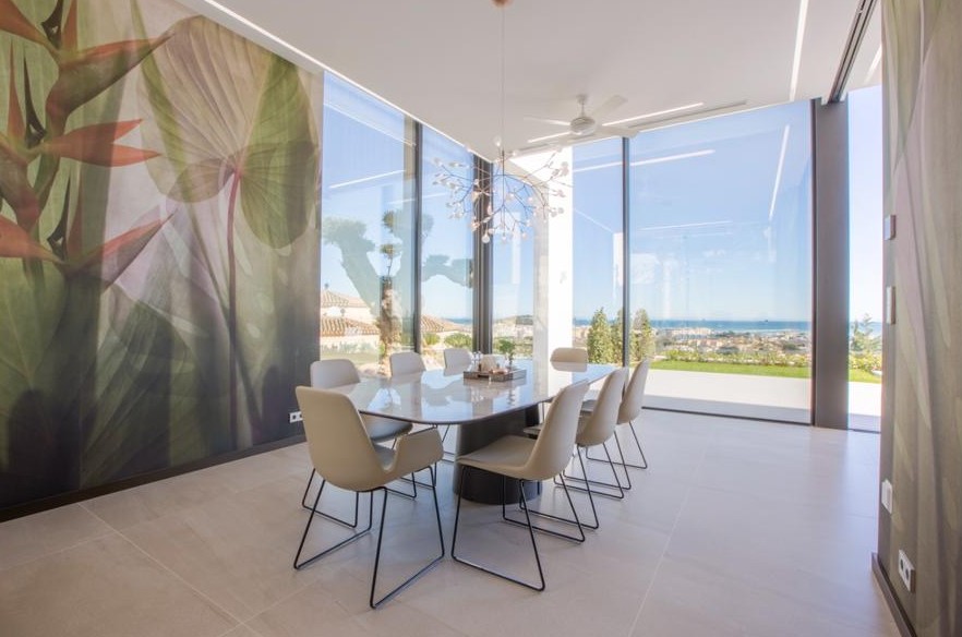 Вилла класса люкс в Дении с панорамным видом на море и частным спа.