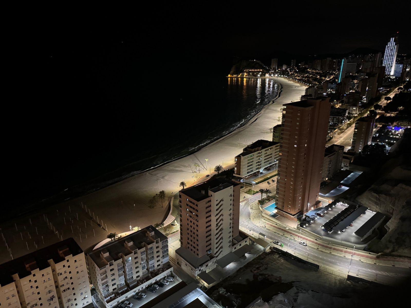 Moderno ático con vistas panorámicas en Benidorm