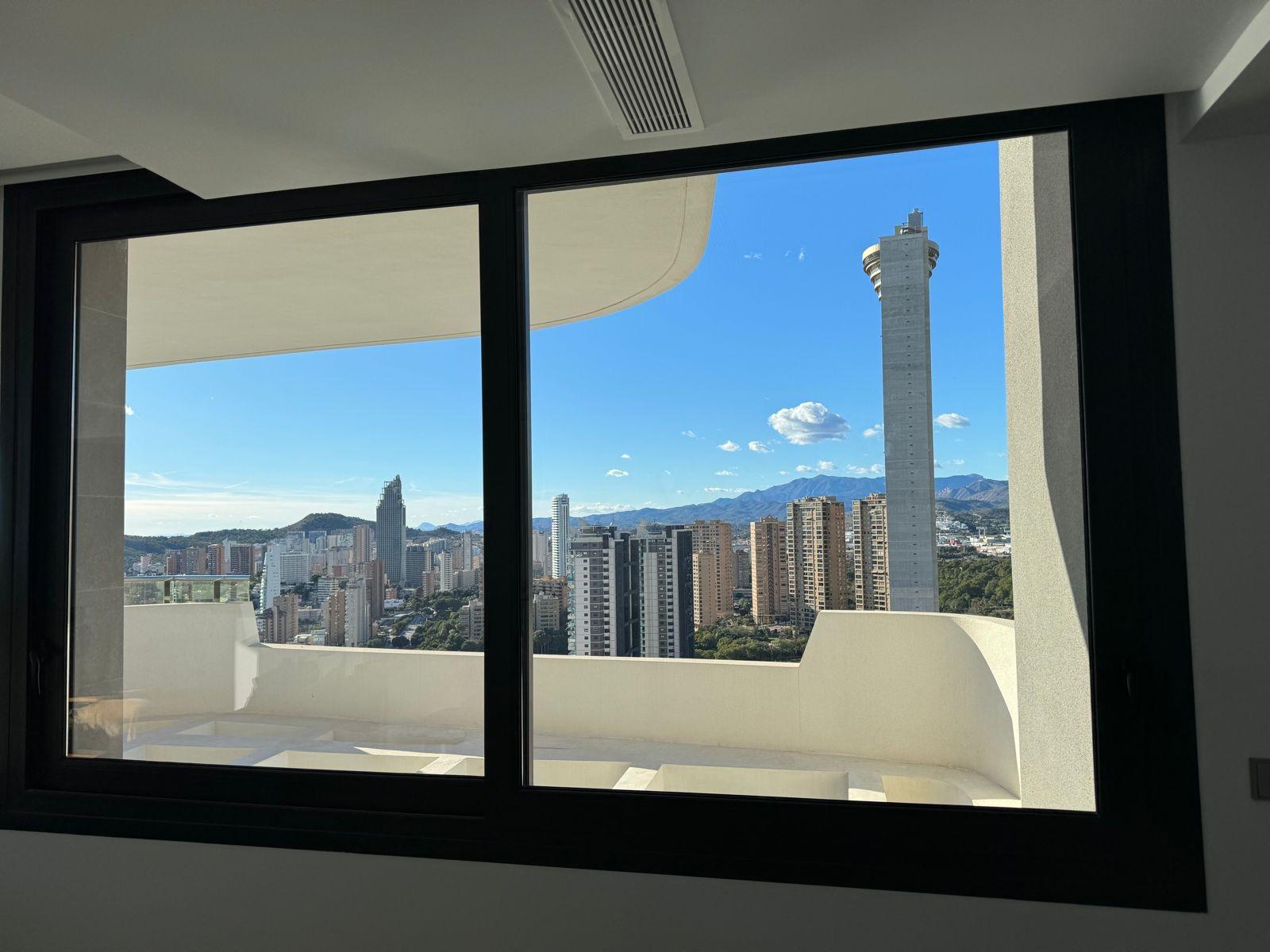 Moderno ático con vistas panorámicas en Benidorm