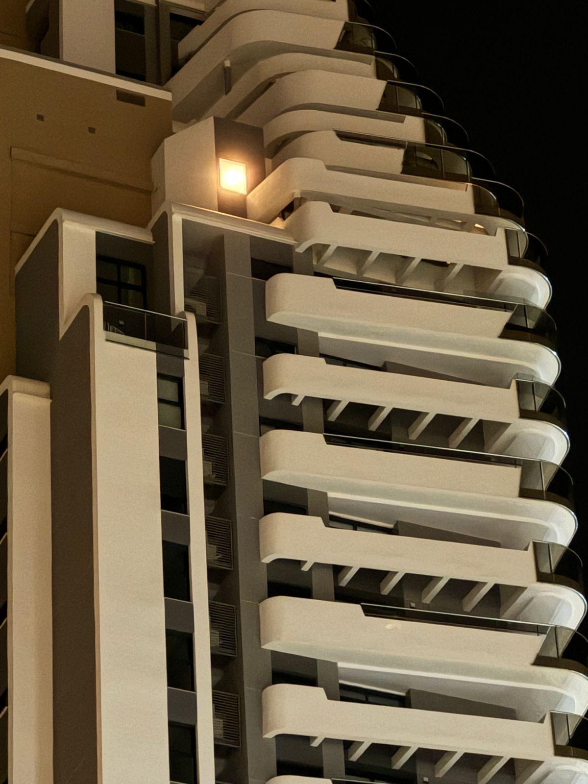 Moderno ático con vistas panorámicas en Benidorm