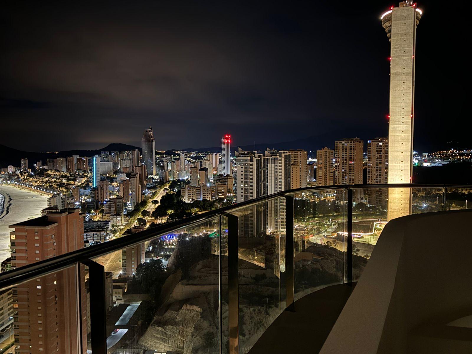 Moderno ático con vistas panorámicas en Benidorm