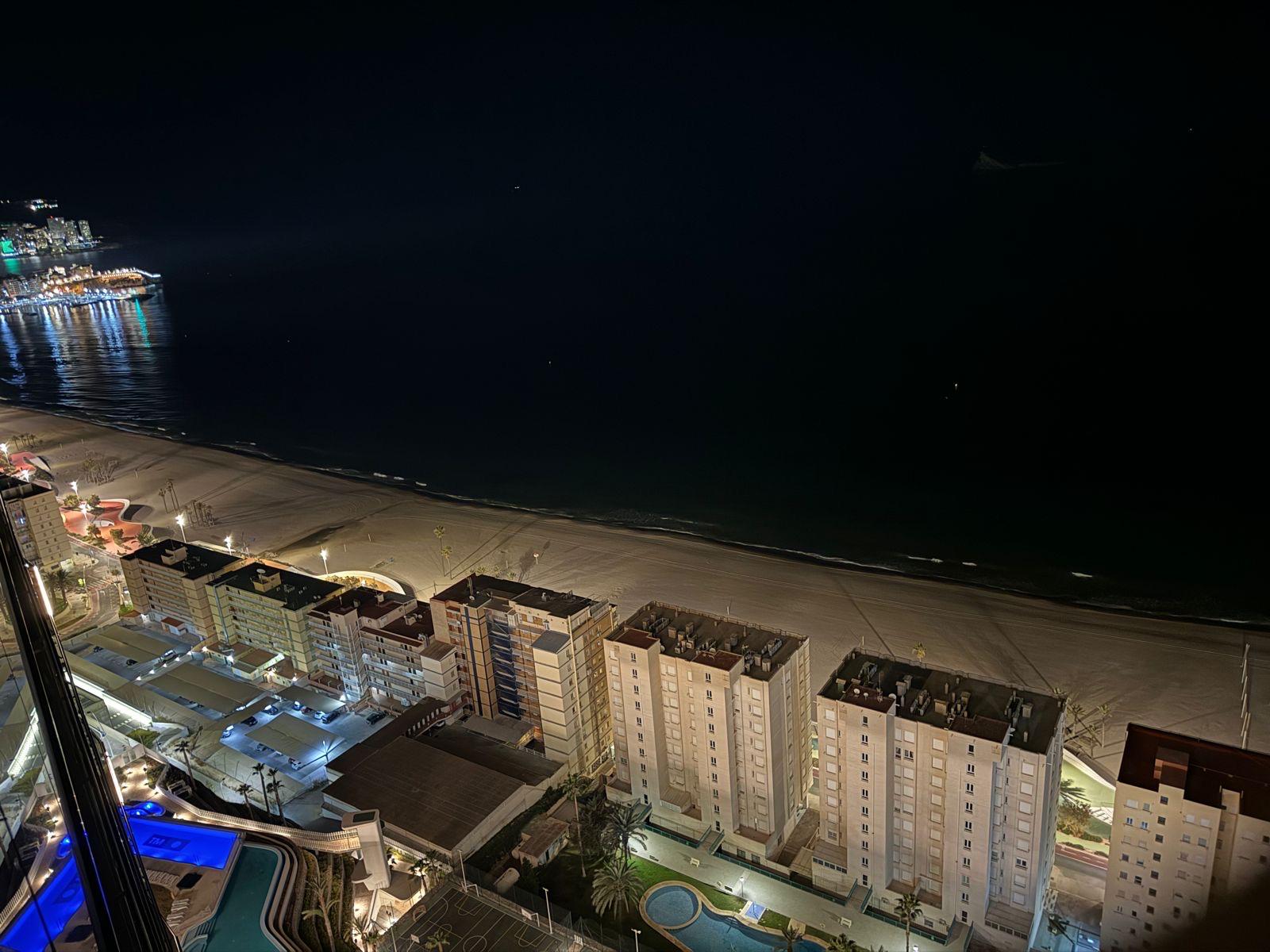 Moderno ático con vistas panorámicas en Benidorm