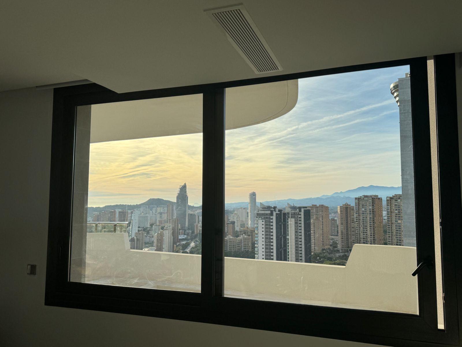Moderno ático con vistas panorámicas en Benidorm