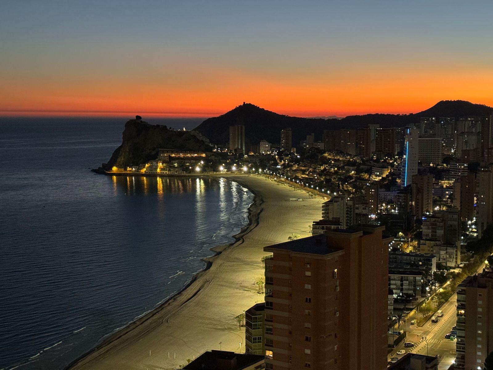 Moderno ático con vistas panorámicas en Benidorm