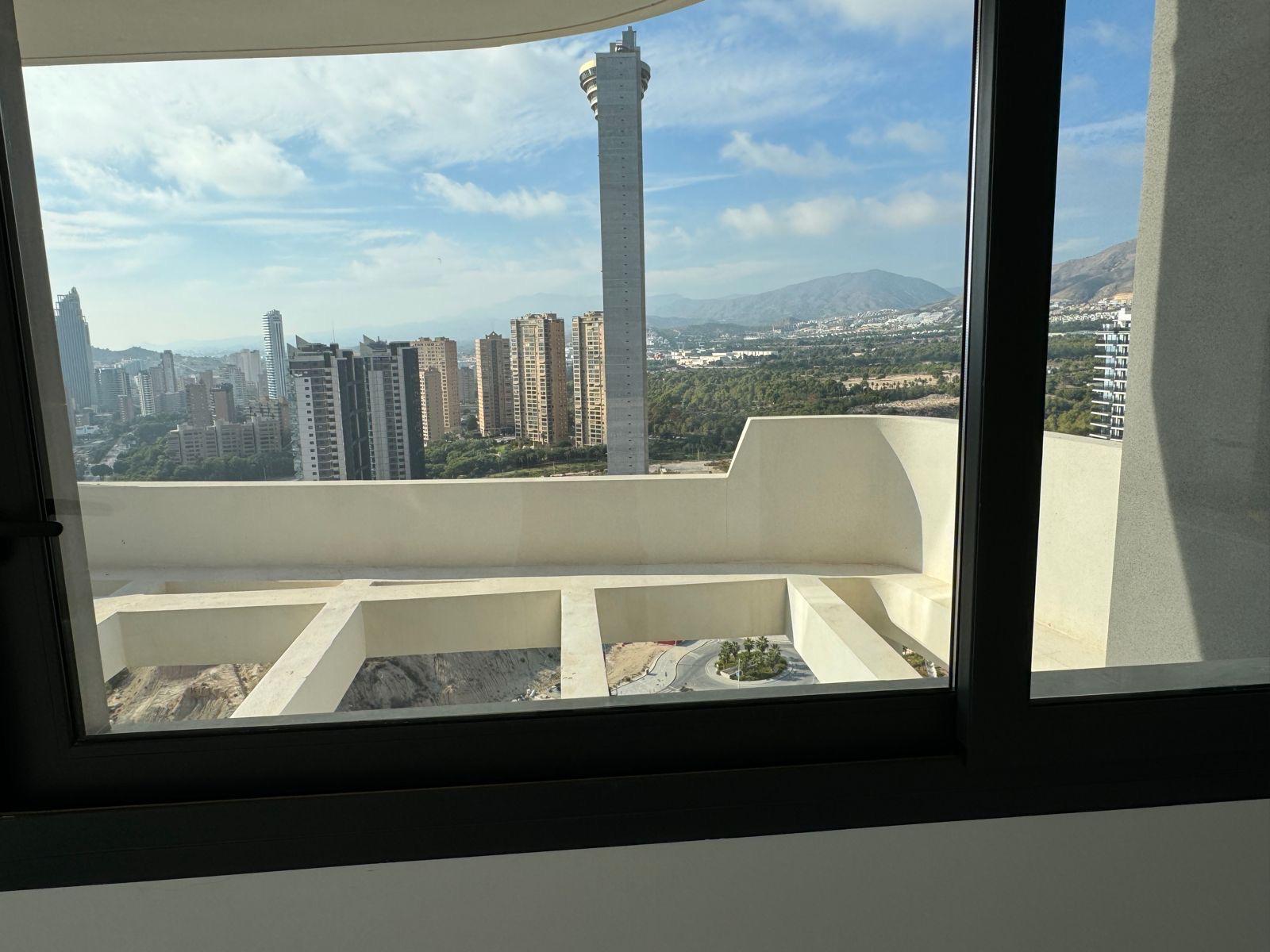 Moderno ático con vistas panorámicas en Benidorm