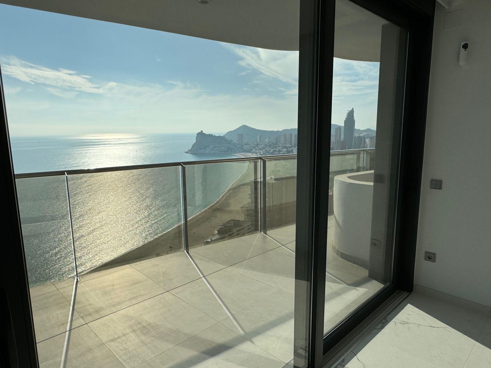 Moderno ático con vistas panorámicas en Benidorm