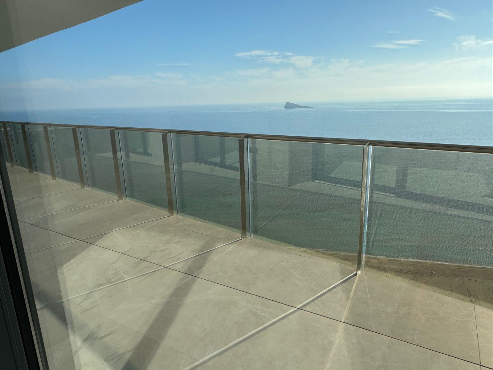 Moderno ático con vistas panorámicas en Benidorm