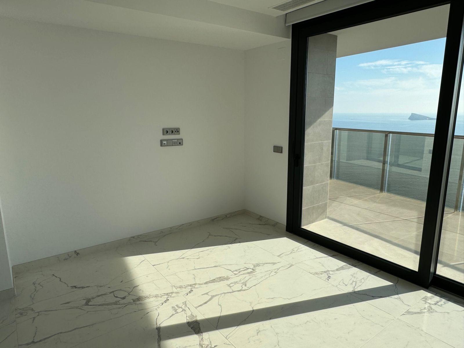 Moderno ático con vistas panorámicas en Benidorm