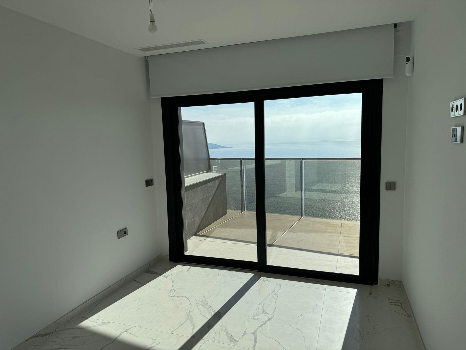 Moderno ático con vistas panorámicas en Benidorm