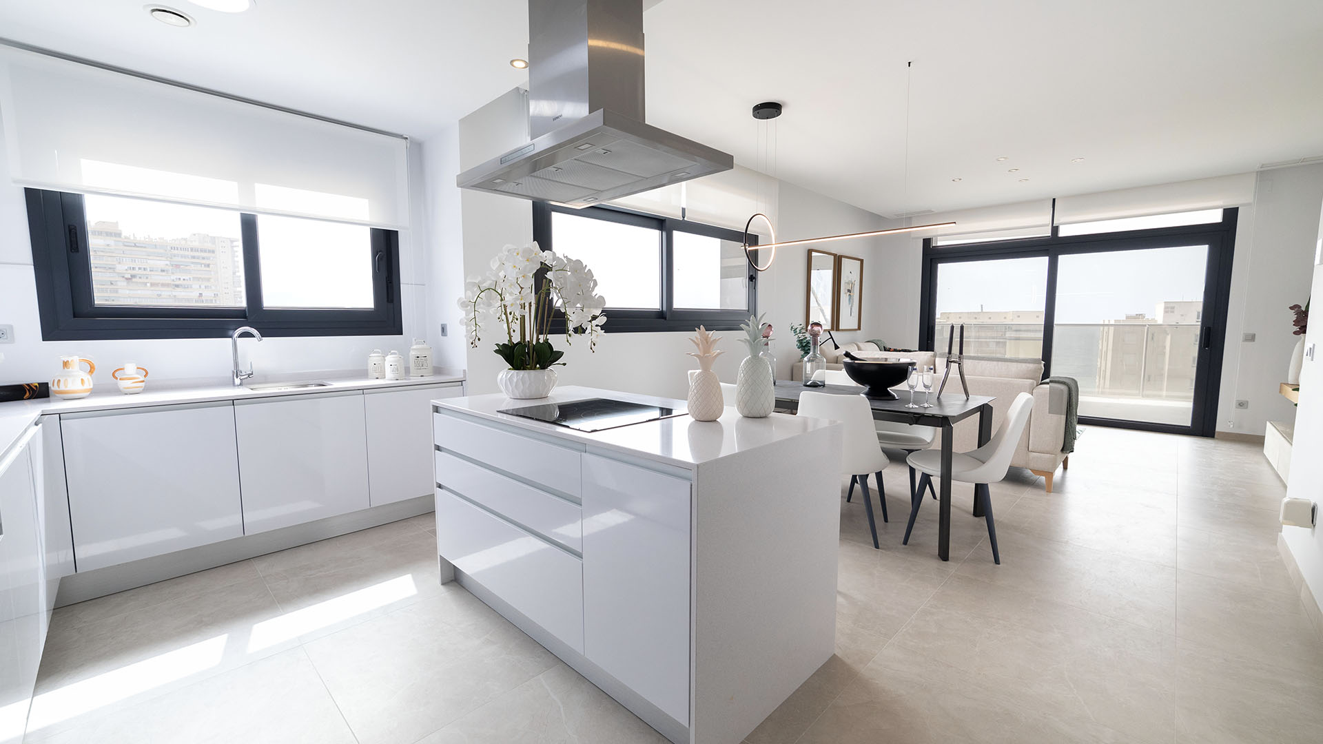 Appartement de luxe sur la plage avec une vue imprenable sur la mer à seulement 50 mètres de la plage