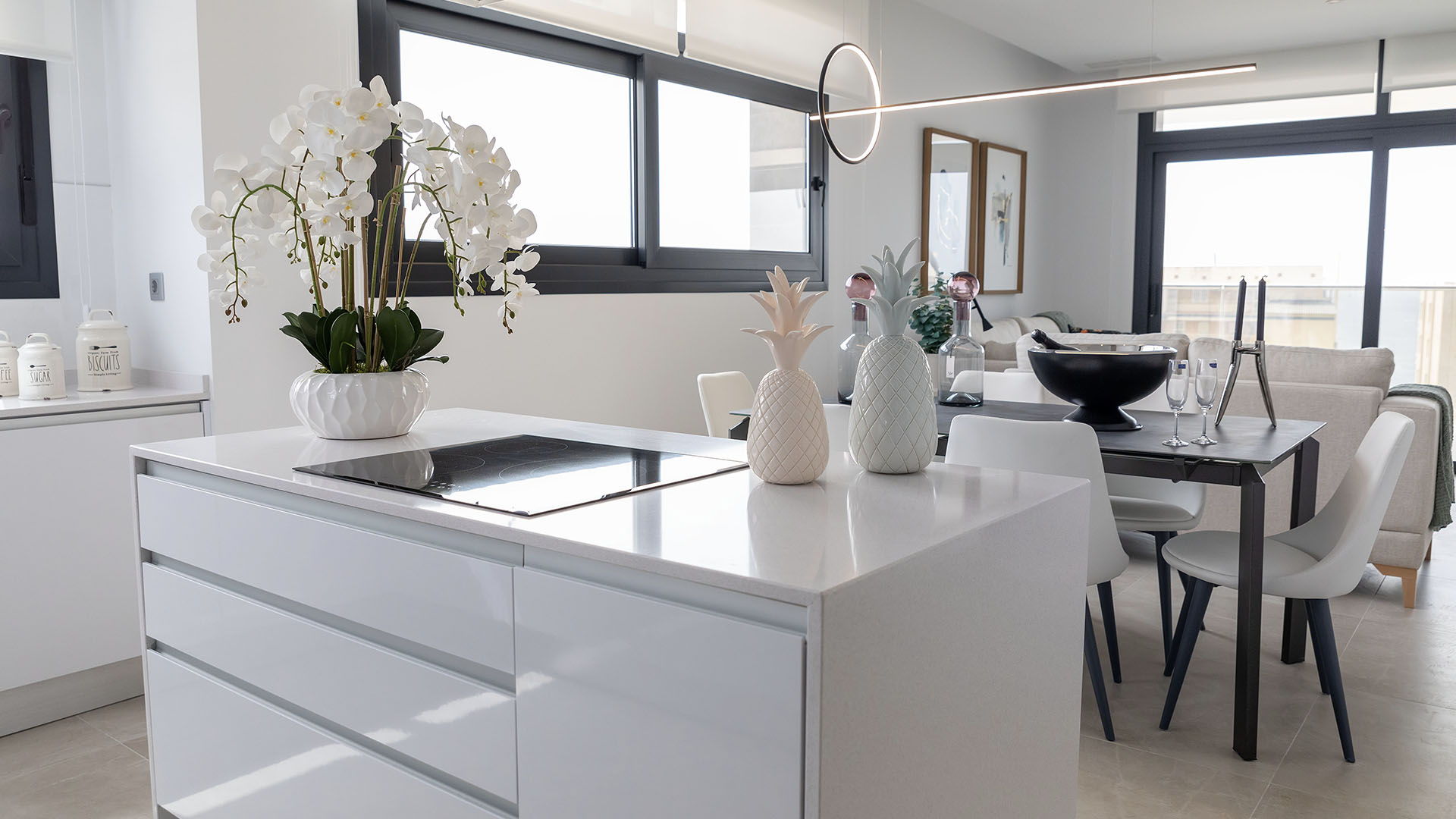Appartement de luxe sur la plage avec une vue imprenable sur la mer à seulement 50 mètres de la plage