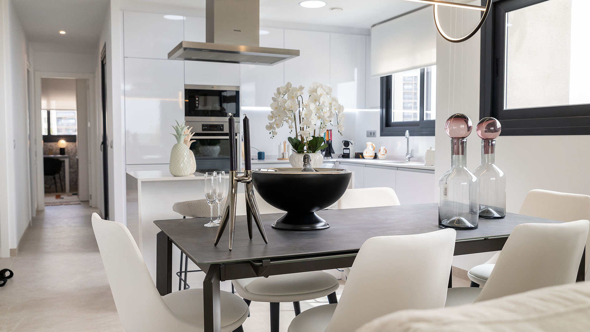 Современная квартира с панорамным видом на море рядом с пляжем